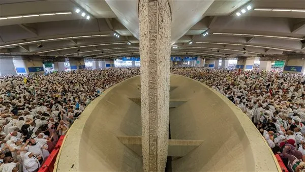 حجاج بيت الله الحرام يجرون رمي الجمرات الثلاث في بدء أيام التشريق حجاج بيت الله الحرام يجرون رمي الجمرات الثلاث في بدء أيام التشريق
