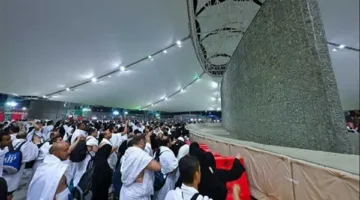 حجاج بيت الله الحرام يستمرون في رمي الجمرات خلال اليوم الأول من أيام التشريق.