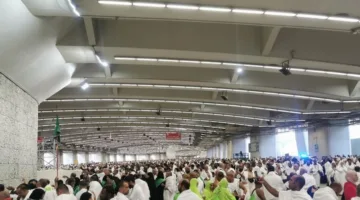 حجاج بيت الله الحرام يقومون برمي الجمرات في اليوم الأول من أيام التشريق