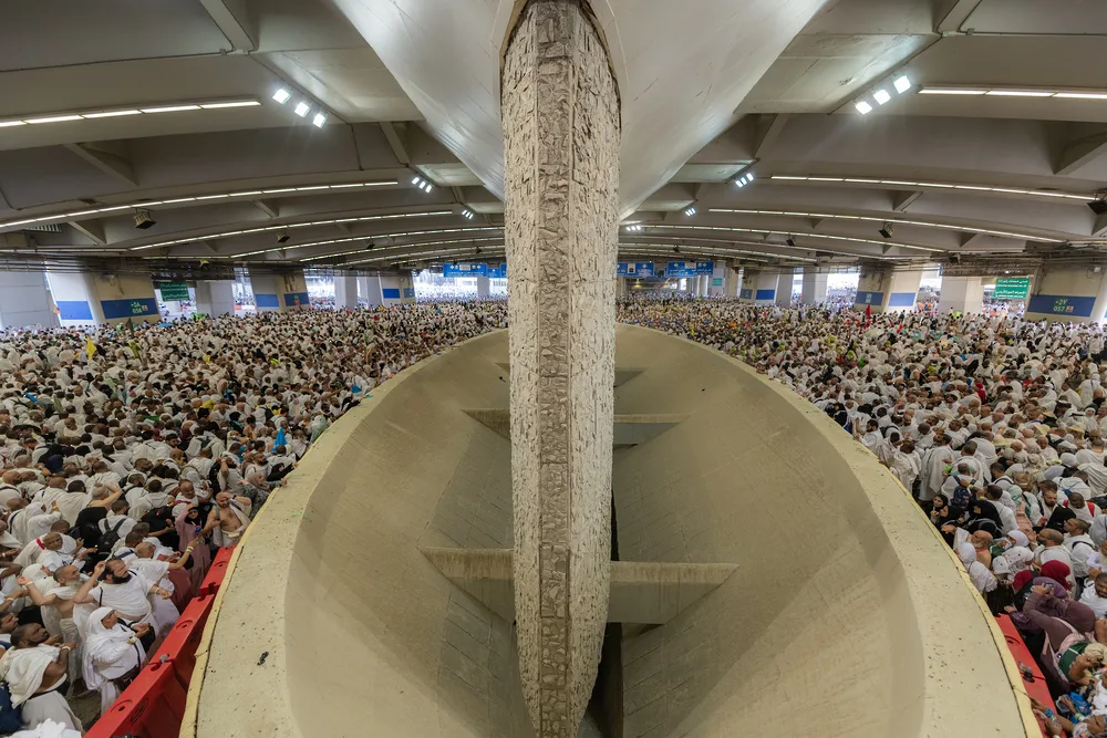 حجاج بيت الله الحرام يقومون برمي الجمرات في اليوم الثاني من التشريق، والمستعجلون منهم يتجهزون لطواف الوداع.