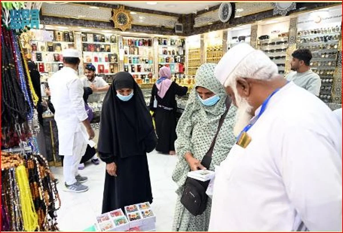 حجاج بيت الله ينهون زيارتهم للمدينة المنورة بالتسوق وشراء الهدايا التذكارية حجاج بيت الله ينهون زيارتهم للمدينة المنورة بالتسوق وشراء الهدايا التذكارية