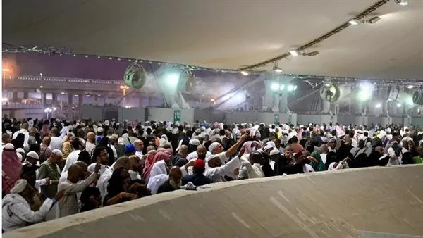 حجاج بيت الله يواصلون أداء رمي الجمرات في العقبة الكبرى (فيديو)