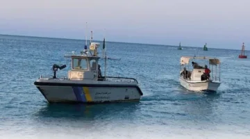 حرس الحدود في عسير ينقذ مواطنين علقت وسيلتهما البحرية في عرض البحر
