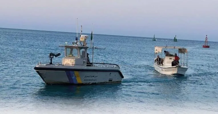 حرس الحدود في عسير ينقذ مواطنين علقت وسيلتهما البحرية في عرض البحر حرس الحدود في عسير ينقذ مواطنين علقت وسيلتهما البحرية في عرض البحر