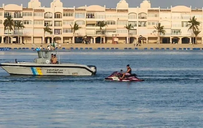 حرس الحدود ينقذ مواطنًا ومقيمين علقت وسائل نقلهم البحرية في مياه مكة المكرمة