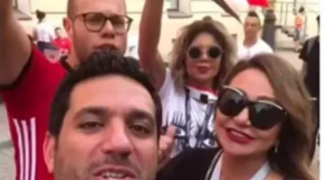 حسن الرداد يوضح حقيقة الصورة المنتشرة للفنانين الذين سافروا لتشجيع الأهلي في كأس العالم للأندية: “هذا تصرف غير لائق تمامًا”