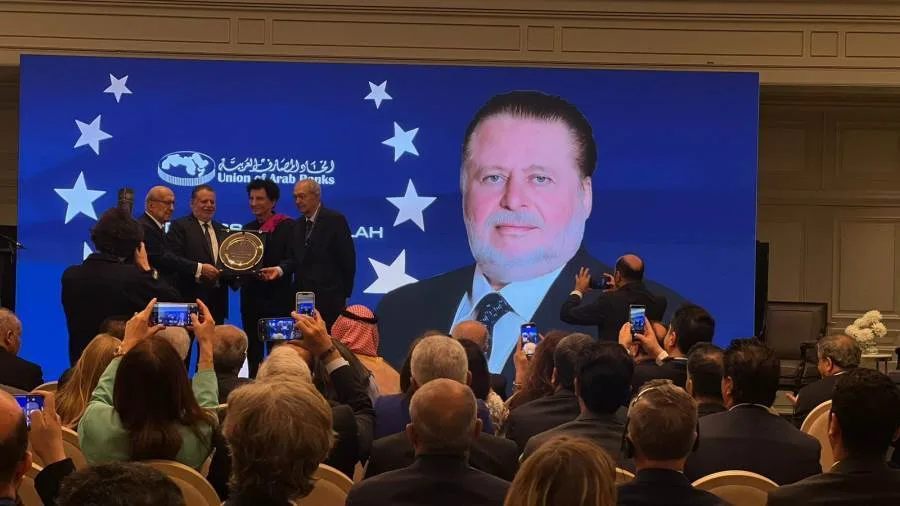 حسن عبدالله يحصل على جائزة “محافظ العام 2025” من الاتحاد العربي للمصارف حسن عبدالله يحصل على جائزة “محافظ العام 2025” من الاتحاد العربي للمصارف