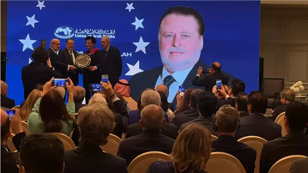 حسن عبدالله يستقبل جائزة محافظ العام 2025 من اتحاد المصارف العربية حسن عبدالله يستقبل جائزة محافظ العام 2025 من اتحاد المصارف العربية