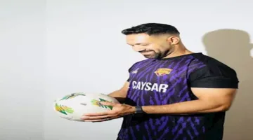 حسني عبد ربه يُظهر قميص أكاديميته الجديدة مع زوجته