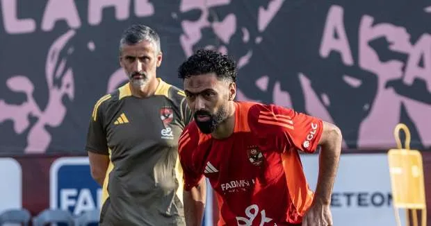 حسين الشحات يعلق على شائعات مغادرته الأهلي: “أحتاج لبعض الراحة الذهنية” حسين الشحات يعلق على شائعات مغادرته الأهلي: “أحتاج لبعض الراحة الذهنية”