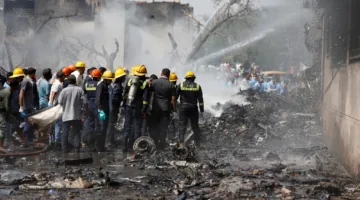 حصيلة حادث الطائرة الهندية تتجاوز 290 قتيلاً ونجاة أحد الركاب.