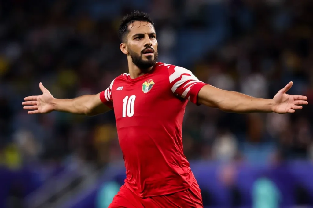 حكم إماراتي يقود مباراة الأردن والعراق في تصفيات كأس العالم