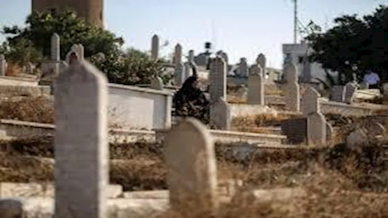 حكم زيارة المقابر في الأعياد وهل يُمنع الذهاب إليها للمرأة أثناء الحيض؟ حكم زيارة المقابر في الأعياد وهل يُمنع الذهاب إليها للمرأة أثناء الحيض؟