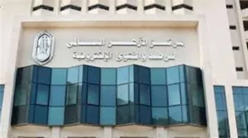 حكم لمس المرأة للكعبة أثناء الإحرام وهي تحمل عطرًا: إجابة من لجنة الفتوى بالأزهر