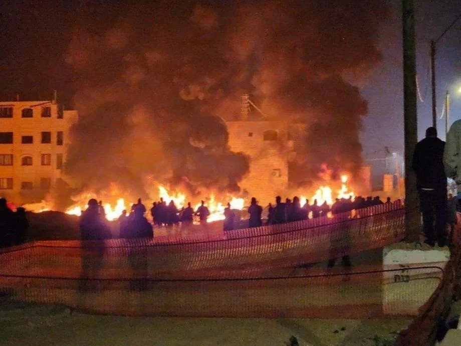 حماس: اعتداء المستوطنين على دير دبوان يُعَدّ جزءاً من سياسة تهويدية استئصالية.