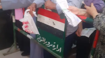 حواجز مرورية لتنظيم تدفق المواطنين أمام صيدلية التأمين الصحي في المنوفية!