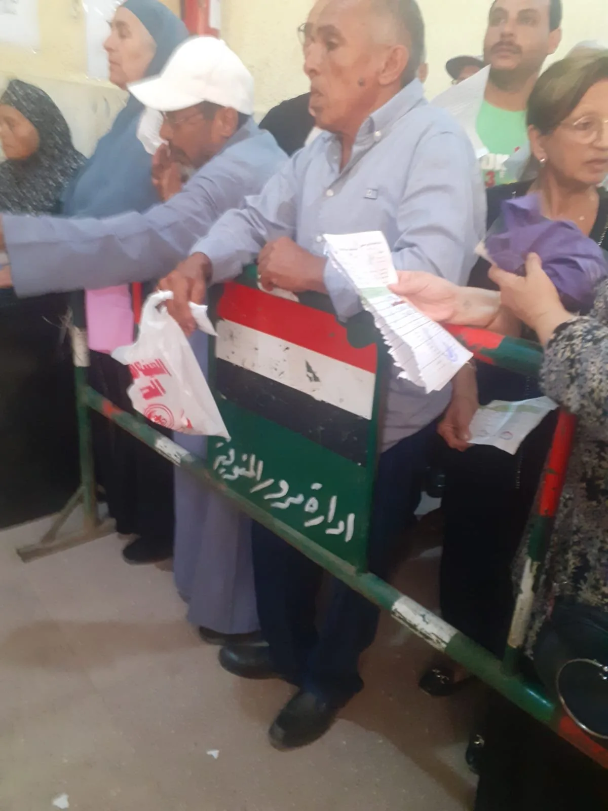 حواجز مرورية لتنظيم تدفق المواطنين أمام صيدلية التأمين الصحي في المنوفية!