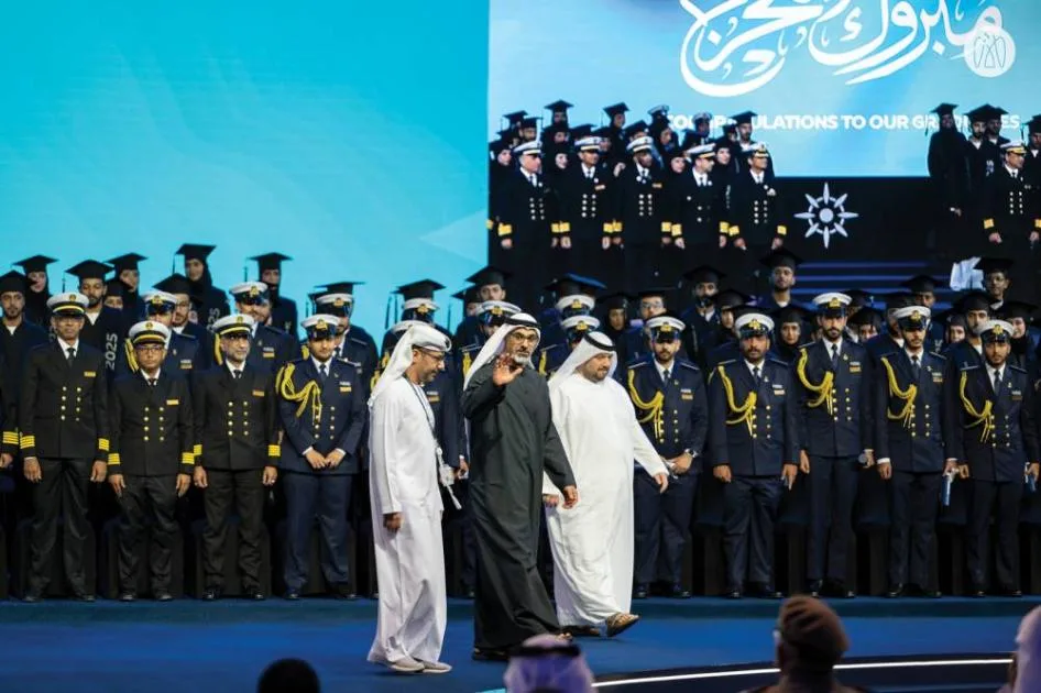 خالد بن محمد بن زايد يحضر احتفال تخرج الدفعة الأولى من أكاديمية أبوظبي البحرية (فيديو) خالد بن محمد بن زايد يحضر احتفال تخرج الدفعة الأولى من أكاديمية أبوظبي البحرية (فيديو)