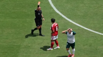 خبير تحكيمي يوضح لـ«العين الرياضية».. هل كان يجب طرد لاعب بالميراس أمام الأهلي؟
