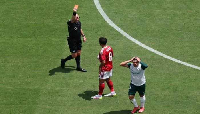 خبير تحكيمي يوضح لـ«العين الرياضية».. هل كان يجب طرد لاعب بالميراس أمام الأهلي؟ خبير تحكيمي يوضح لـ«العين الرياضية».. هل كان يجب طرد لاعب بالميراس أمام الأهلي؟
