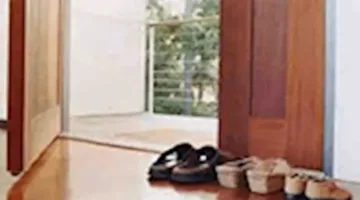خبيرة تنبه من ترك الأحذية عند باب المنزل – والسبب غير متوقع