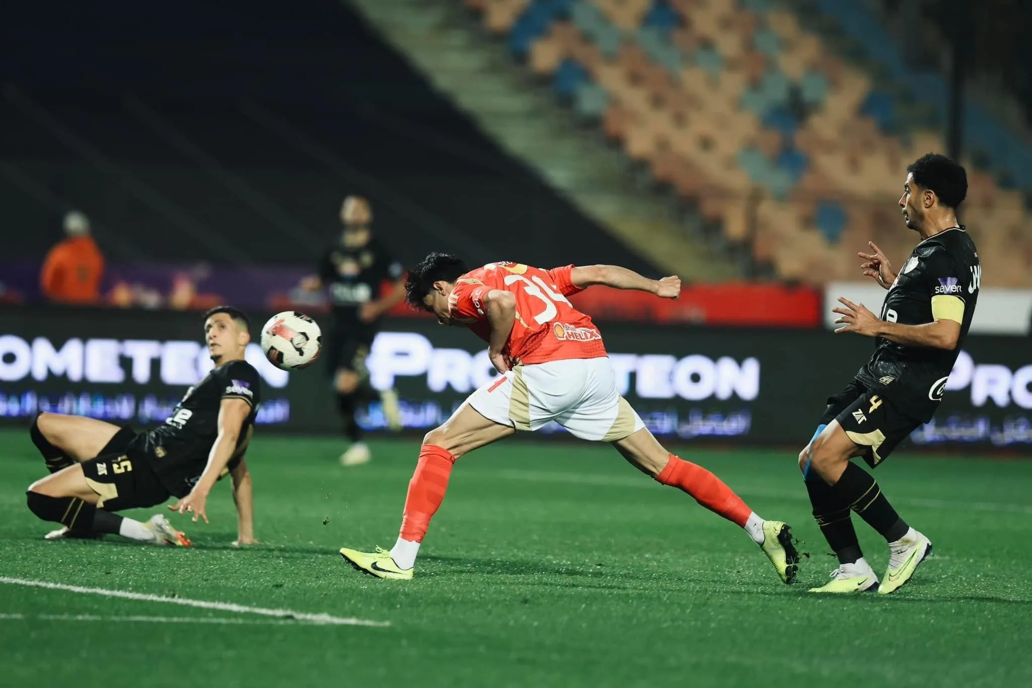 خلاف بين الأهلي والزمالك بسبب عدد اللاعبين الأجانب.. ما هي التفاصيل؟ خلاف بين الأهلي والزمالك بسبب عدد اللاعبين الأجانب.. ما هي التفاصيل؟