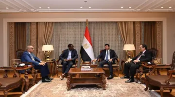 “خلف كواليس انتقال المقر” – وزير الرياضة يجتمع بالأمين العام للاتحاد الإفريقي لكرة القدم.