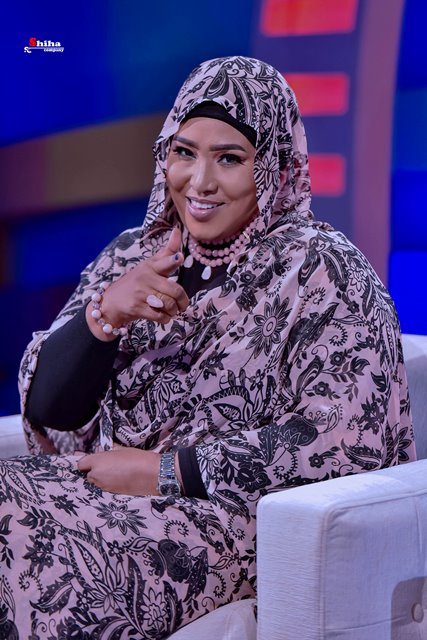 الصحفية والشاعرة داليا الياس: “أواجه عقبة نفسية مع صبغة شعر الرجال! وإذا استمرت الأمور على هذا النحو، فلن تتقبلها عقلي إطلاقًا!” الصحفية والشاعرة داليا الياس: “أواجه عقبة نفسية مع صبغة شعر الرجال! وإذا استمرت الأمور على هذا النحو، فلن تتقبلها عقلي إطلاقًا!”
