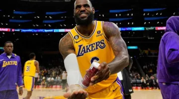 دوري NBA – ليبرون جيمس يختار تفعيل خيار اللاعب ويمدد عقده مع ليكرز لموسم إضافي