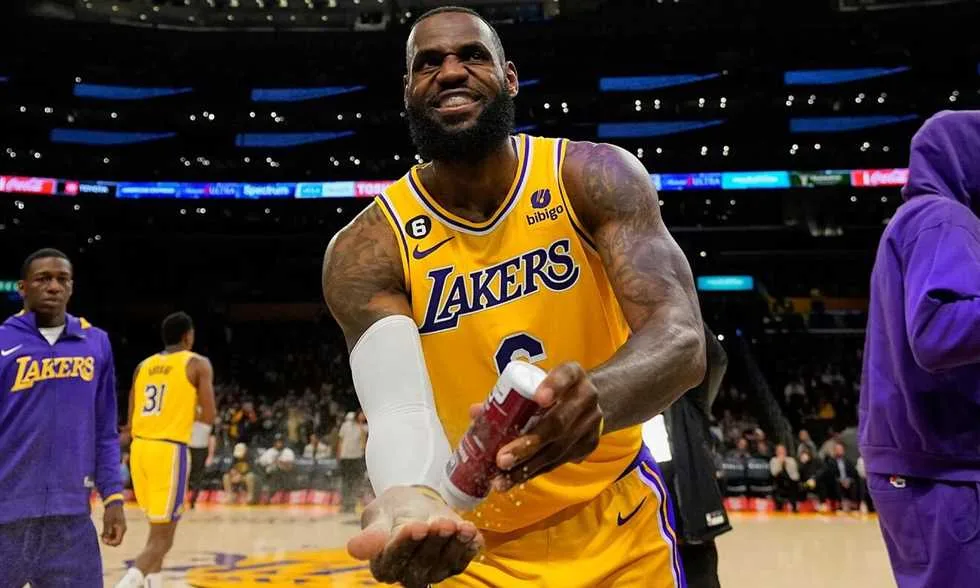 دوري NBA – ليبرون جيمس يختار تفعيل خيار اللاعب ويمدد عقده مع ليكرز لموسم إضافي
