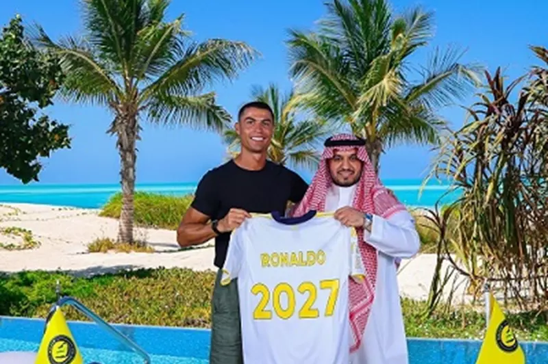 دي خيا ينتقد عقد رونالدو الكبير مع النصر السعودي.