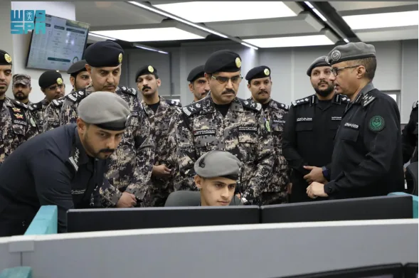رئيس أمن المنشآت يقوم بزيارة مركز العمليات الأمنية الموحدة 911 في مكة المكرمة