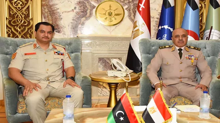رئيس الأركان للقوات المسلحة يلتقي نظيره الليبي لمناقشة التعاون العسكري والأمني