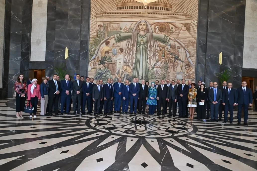 رئيس البرلمان يلتقي بعدد من السفراء المعينين لرئاسة البعثات الدبلوماسية المصرية في الخارج. رئيس البرلمان يلتقي بعدد من السفراء المعينين لرئاسة البعثات الدبلوماسية المصرية في الخارج.
