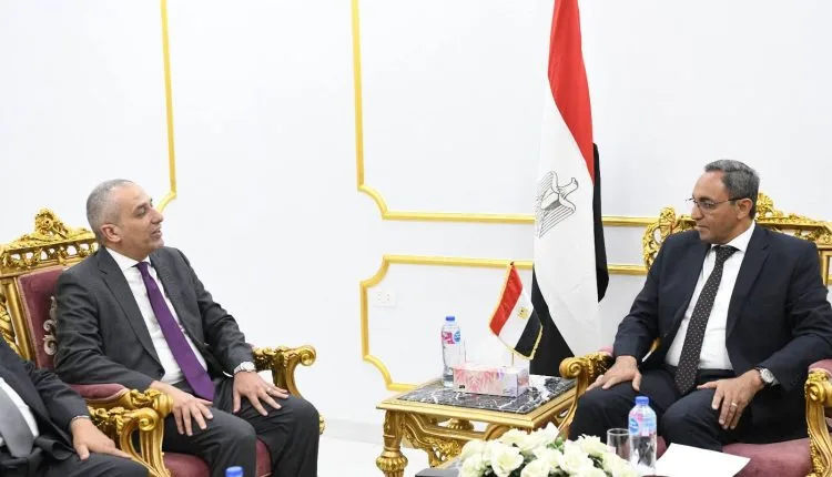 رئيس البنك الزراعي ومحافظ قنا يتباحثان حول تعزيز المشاريع الزراعية وصناعة المنتجات المركزة وإعادة تدوير النفايات. رئيس البنك الزراعي ومحافظ قنا يتباحثان حول تعزيز المشاريع الزراعية وصناعة المنتجات المركزة وإعادة تدوير النفايات.