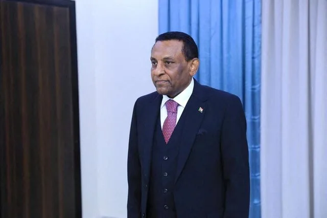 رئيس الحكومة السودانية الجديد يقرر حل الحكومة الحالية رئيس الحكومة السودانية الجديد يقرر حل الحكومة الحالية