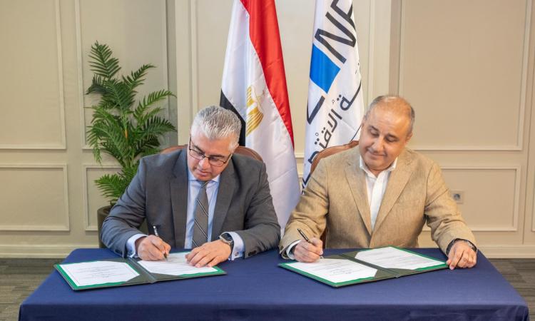 رئيس المنطقة الاقتصادية لقناة السويس يوقع اتفاقية مشروع شركة أورسا التركية للمنتجات النسيجية رئيس المنطقة الاقتصادية لقناة السويس يوقع اتفاقية مشروع شركة أورسا التركية للمنتجات النسيجية
