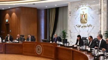 رئيس الوزراء يؤكد للمواطنين: لدينا مخزونات استراتيجية كافية من المواد الأساسية.