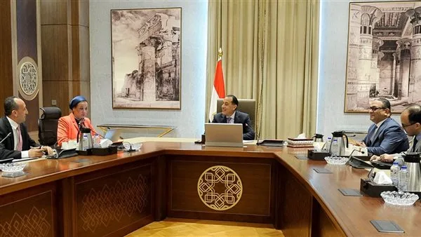 رئيس الوزراء يتناول مع وزيرة البيئة إنجازات الوزارة على مدار السبع سنوات الماضية. رئيس الوزراء يتناول مع وزيرة البيئة إنجازات الوزارة على مدار السبع سنوات الماضية.