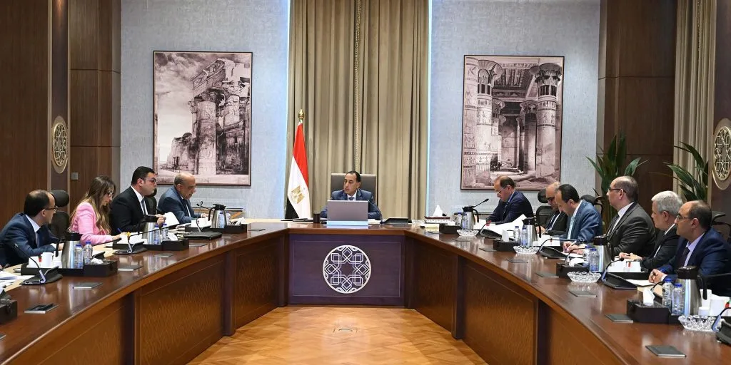 رئيس الوزراء يراقب جهود حل النزاعات المالية بين عدة مؤسسات حكومية رئيس الوزراء يراقب جهود حل النزاعات المالية بين عدة مؤسسات حكومية
