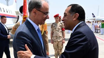 رئيس الوزراء يرحب بنظيره الصربي في مطار القاهرة الدولي