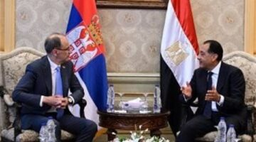 رئيس الوزراء يستقبل رئيس وزراء صربيا في مطار القاهرة الدولي