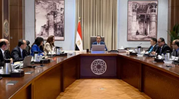 رئيس الوزراء يشرف على تفاصيل تنفيذ عدة مشاريع في محافظة البحر الأحمر