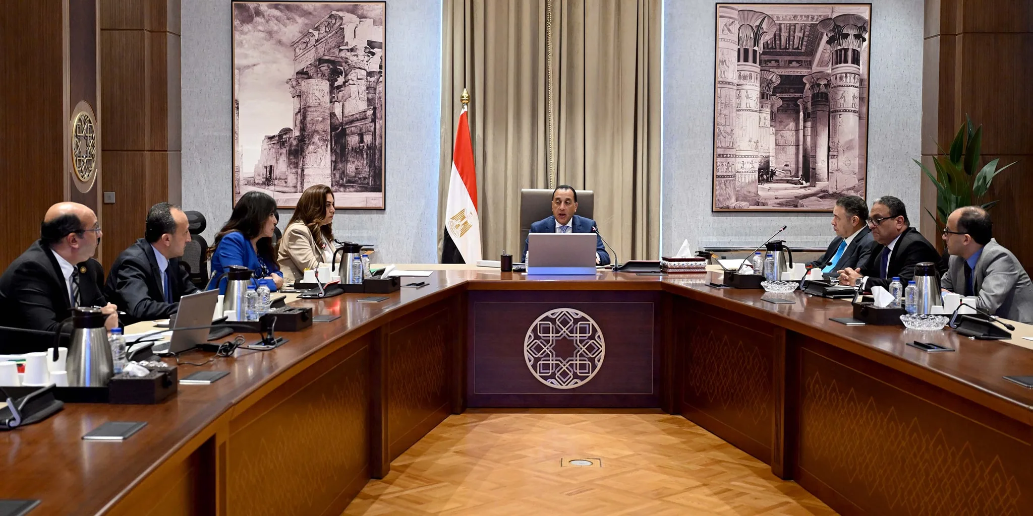 رئيس الوزراء يشرف على تفاصيل تنفيذ عدة مشاريع في محافظة البحر الأحمر رئيس الوزراء يشرف على تفاصيل تنفيذ عدة مشاريع في محافظة البحر الأحمر