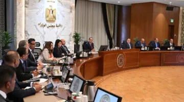 رئيس الوزراء يقود الاجتماع الأول لـ “لجنة الأزمات” لمتابعة آثار العمليات العسكرية الإيرانية ـ الإسرائيلية بحضور محافظ البنك المركزي.