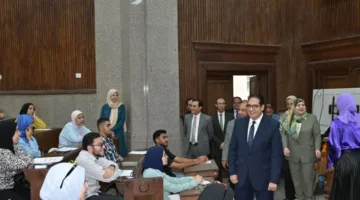 رئيس جامعة القاهرة يتابع سير الامتحانات في كليات الاقتصاد والآداب والإعلام