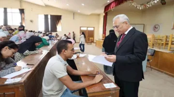رئيس جامعة المنيا يراقب اختبارات “الطب البيطري” ويؤكد على مكافحة الغش