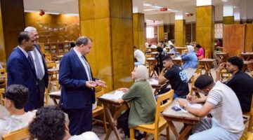 رئيس جامعة بني سويف يزور امتحانات كلية التجارة ويؤكد على أهمية توفير بيئة آمنة ودعم للطلاب.