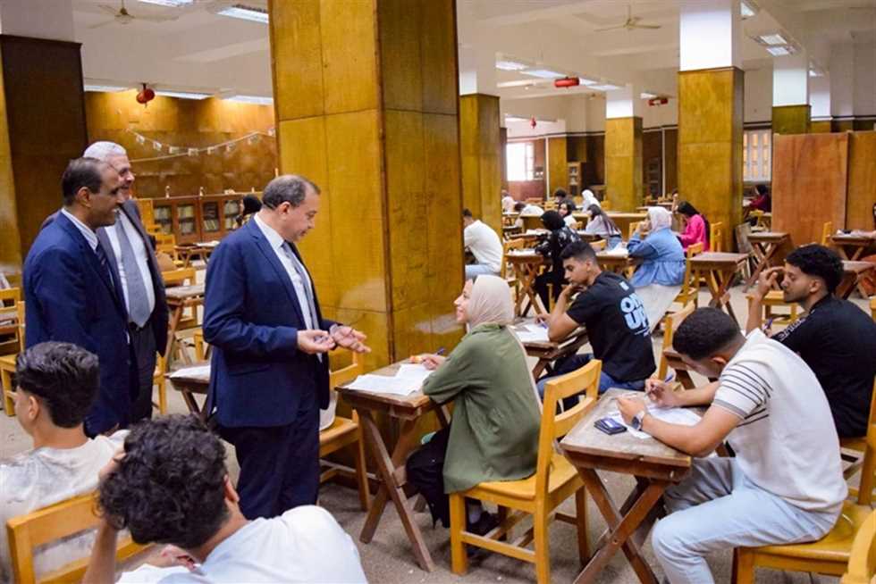 رئيس جامعة بني سويف يزور امتحانات كلية التجارة ويؤكد على أهمية توفير بيئة آمنة ودعم للطلاب. رئيس جامعة بني سويف يزور امتحانات كلية التجارة ويؤكد على أهمية توفير بيئة آمنة ودعم للطلاب.