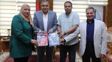 رئيس جامعة كفر الشيخ يستلم نسخًا من المشاريع التدريبية لقسم الصحافة في كلية الإعلام